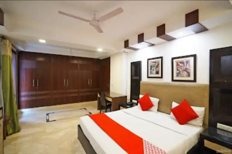 deluxe hotel room in delhi